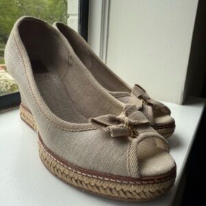 TORY BURCH JACKIE Charm Wedge Espadrille Shoe Beige GOLD WASHED Peep-Toe 10.5